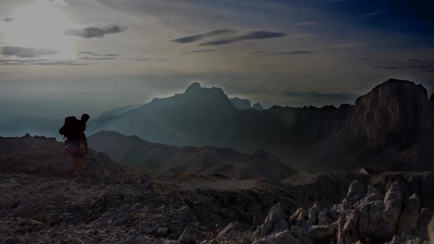 Casal Mochileiros Trekkig Andando Até Susnset Alpe Pneus Sudtiorl Itália — Vídeo de Stock