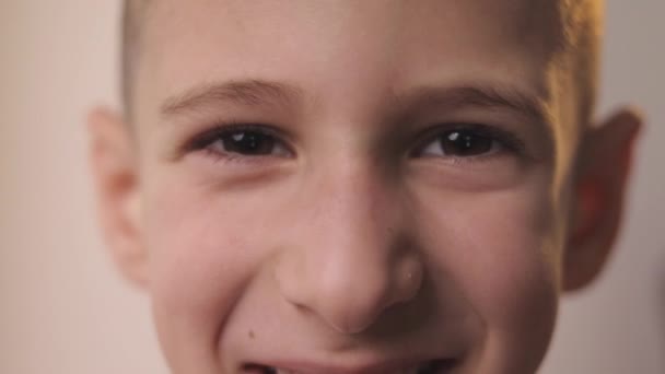 閉じる少年の目の笑顔と笑いのアップ いくつかの前の歯がない 本当に誠実な感情 — ストック動画