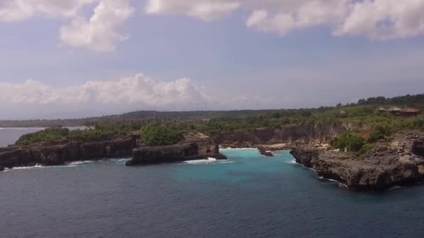 Piękny Widok Lotu Ptaka Kierunku Klifów Wzdłuż Wybrzeża Lembongan Bali — Wideo stockowe