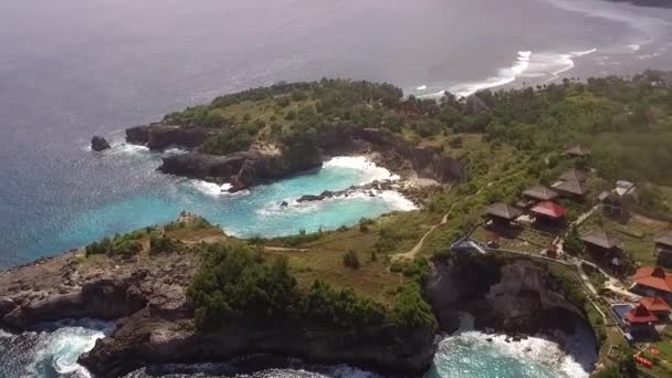 Vacker Antenn Utsikt Flyger Över Ett Inlopp Längs Kusten Lembongan — Stockvideo