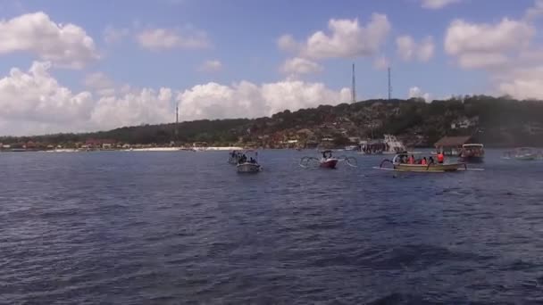 Drone Disparo Volando Bajo Sobre Agua Largo Costa Lembongan Junto — Vídeo de stock