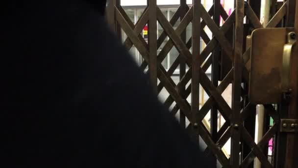 Антикварный Лифт Поднимается Один Этаж Сетка Закрывается Плечом Левой Части — стоковое видео