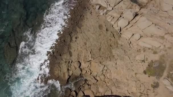 Riprese Drone Della Costa Onde Bianche Che Infrangono Sulle Rocce — Video Stock