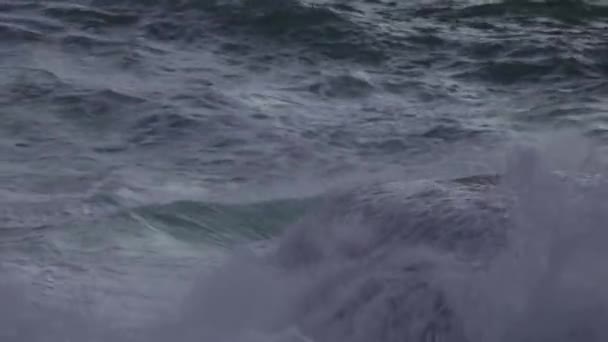 Κοντινό Πλάνο Ενός Βράχου Που Συντρίβεται Από Κύματα Νερό Τρέχει — Αρχείο Βίντεο