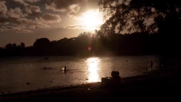 モーリシャス島からの日没 ブルーベイビーチ4K映像 — ストック動画