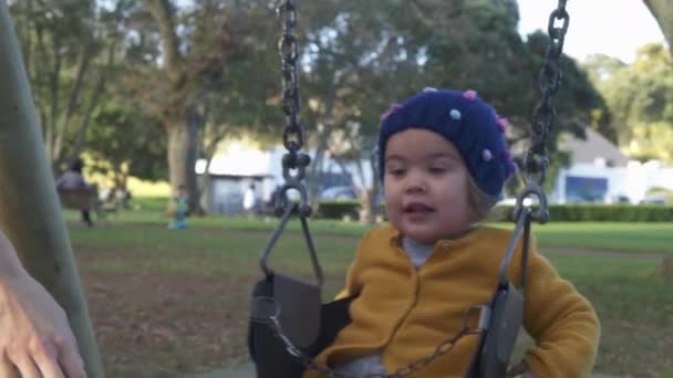 Маленька Дівчинка Весело Посміхається Гойдалці Матір Парку Малюк Хитає Повільним — стокове відео