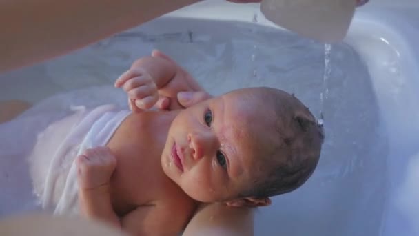 Noworodek Kąpany Przez Matkę Wannie Ściskanie Wody Gąbki Głowę Noworodka — Wideo stockowe