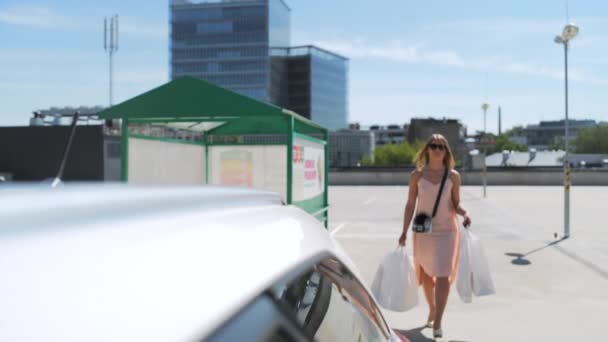 Modieuze Vrouw Het Dak Parkeerplaats Opent Automatische Auto Kofferbak Zet — Stockvideo