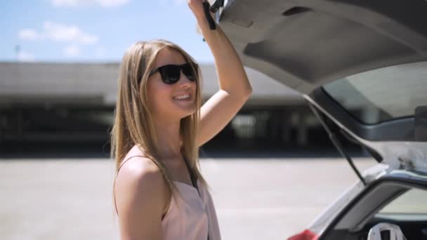 Modische Frau Mit Sonnenbrille Auf Dem Parkplatz Mit Papiereinkaufstüten Kofferraum — Stockvideo