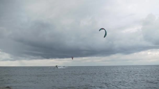 Kiteboarder Kitesurf Mar Báltico Vuela Aire — Vídeo de stock