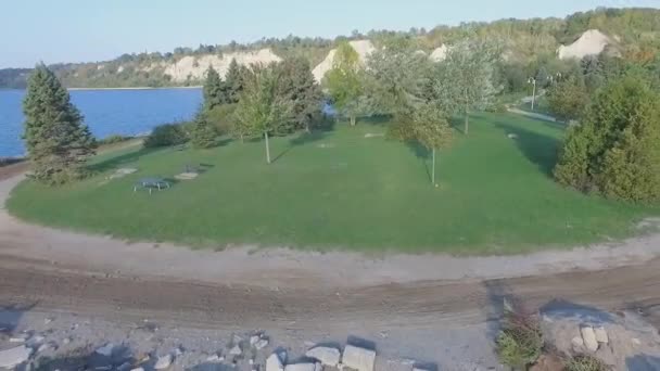 Luftaufnahme Die Eine Wunderschöne Lage Eines Parks Einer Uferpromenade Mit — Stockvideo