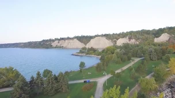 Disparo Aéreo Volando Sobre Parque Junto Cuerpo Agua Otoño — Vídeos de Stock