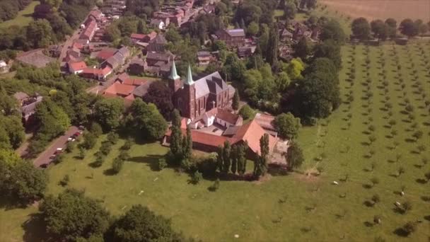 从荷兰旧教堂的无人驾驶飞机角度来看美丽的风景 — 图库视频影像