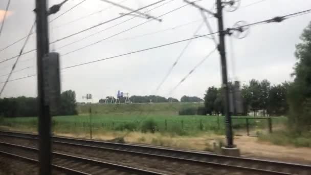 Trem Matutino Nos Países Baixos Atravessando Alguma Indústria Fazendas Casas — Vídeo de Stock