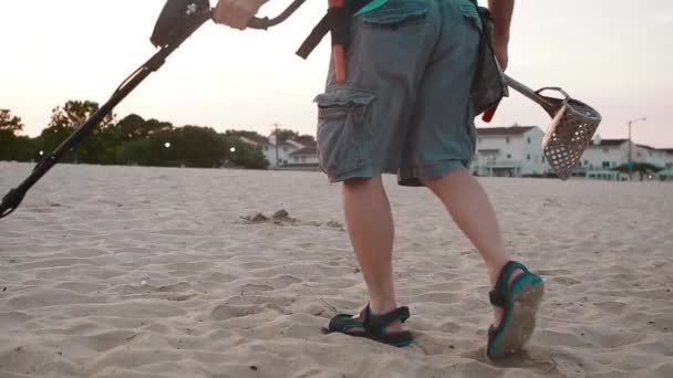 Homem Procurando Tesouro Praia Câmera Lenta — Vídeo de Stock