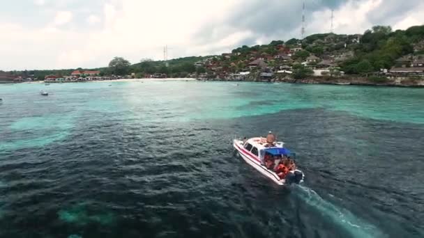 Drone Shot Boat Sailing Island Nusa Lembongan Bali Camera Tilt — Stock Video