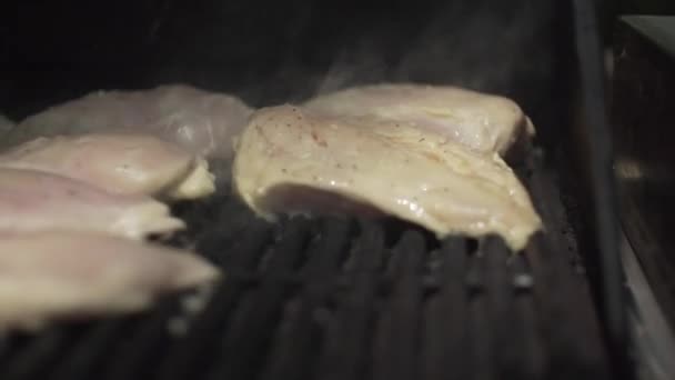 Pollo Parrilla Día Caluroso — Vídeo de stock