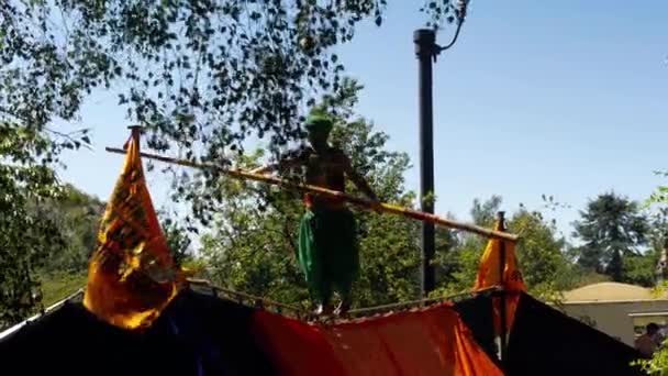 Человек Большого Индийского Цирка Bros Идущий Веревке Глазго Мела — стоковое видео