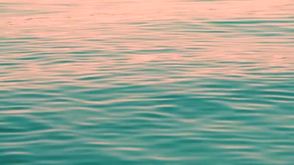在平静的水面上反射的夕阳红 — 图库视频影像