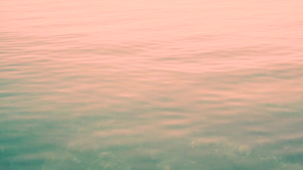 平静的红水没有波浪的夹击 — 图库视频影像