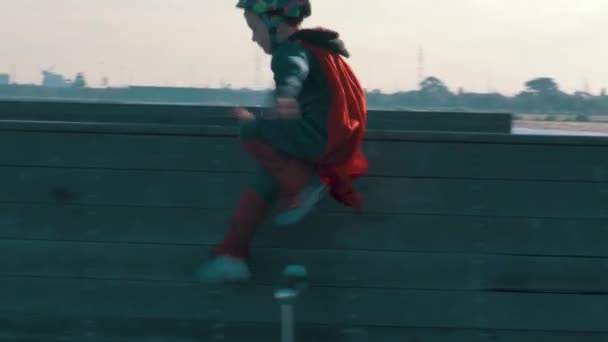 Kind Gekleed Een Spinnenman Kostuum Springen Stappen Met Water Achtergrond — Stockvideo