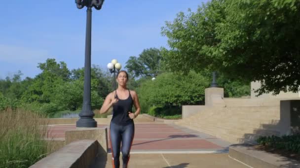 Fit Millennial Chica Corre Hacia Cámara Parque — Vídeos de Stock