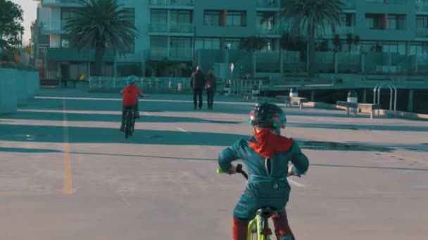 Barn Cykla Längs Cykelväg Kilda Med Ett Barn Bär Spindel — Stockvideo