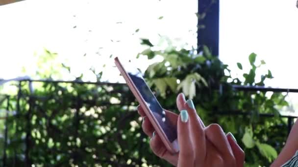 Großaufnahme Junger Weiblicher Hände Die Sms Auf Dem Smartphone Tippen — Stockvideo