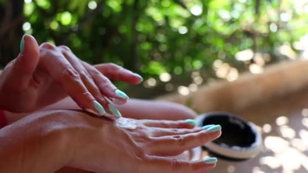 Femme Appliquant Lotion Sur Ses Mains Crème Hydratante Tartiner Féminine — Video