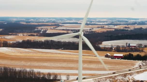 Ongelooflijk Filmische Luchtfoto Van Windmolens Het Platteland Een Bewolkte Dag — Stockvideo