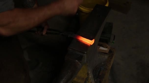 处理金属的铁匠 — 图库视频影像