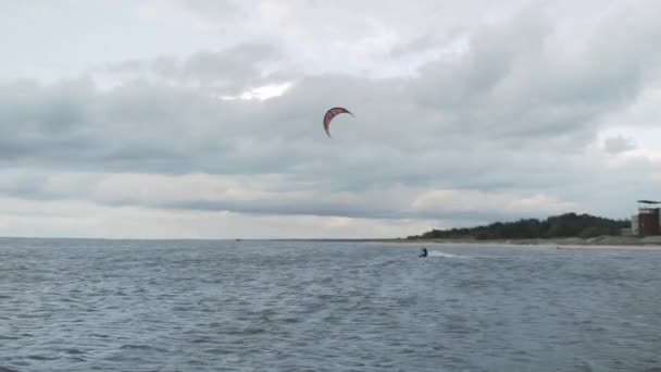 Kiteboarder Kitesurfing Pobliżu Wybrzeża Wietrzną Pogodę Leci Powietrzu — Wideo stockowe