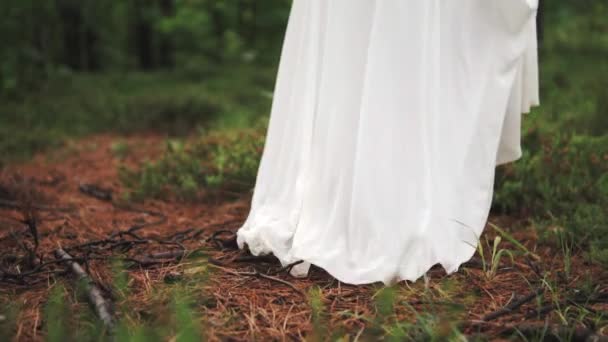 Hidasliikkeinen Kuvamateriaalia Tyttö Kävelee Metsässä Valkoinen Mekko — kuvapankkivideo
