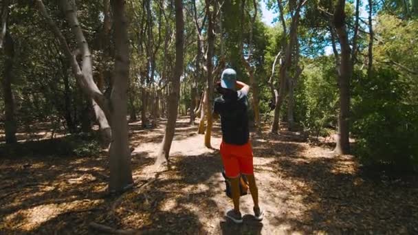 Resimde Yeşil Orman Ormanının Fotoğrafını Çeken Genç Bir Adam Görüyorsunuz — Stok video