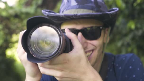 Lento Movimento Close Tiro Jovem Fotógrafo Milenar Sorrindo Rindo Como — Vídeo de Stock