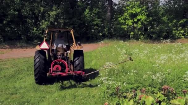 Вождение Трактора Перед Стрижкой Травы — стоковое видео