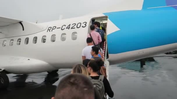 Passageiros Queing Para Entrar Uma Aeronave Air Swift Linhas Aéreas — Vídeo de Stock