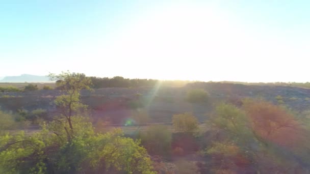 Antenne Dolly Desert Train Tracks Bij Zonsopgang Buurt Van Snelweg — Stockvideo