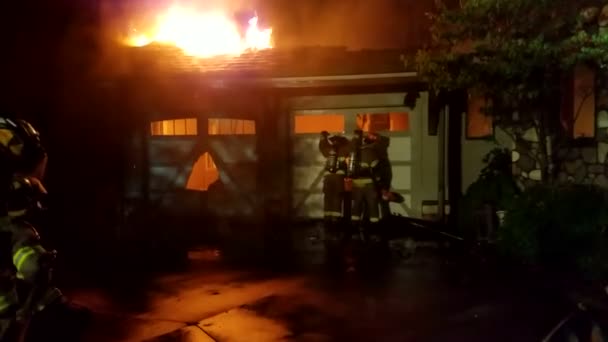 Bombeiros Trabalhando Cena Fogo Casa — Vídeo de Stock