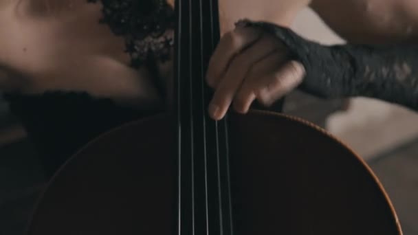 Vrouw Een Kant Victoriaanse Stijl Jurk Speelt Cello Een String — Stockvideo