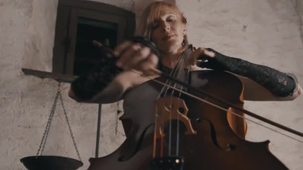 Kvinnlig Cellist Viktorianska Kläder Leker Med Cello Medan Han Sitter — Stockvideo