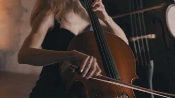 Kameran Lutar Sig Upp Från Cello Till Cellisten Som Spelar — Stockvideo