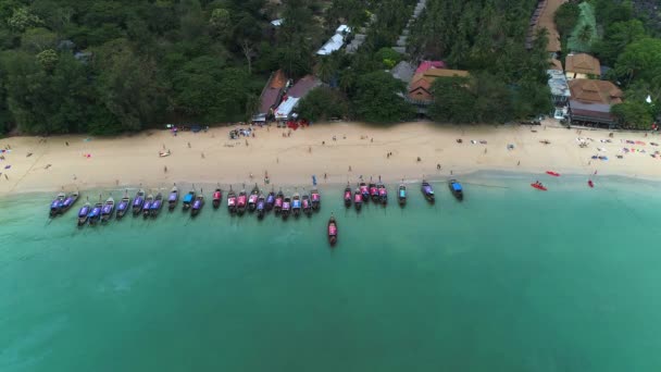 Pequenos Barcos Táxi Deitado Praia Praia Pôr Sol Krabi Reagion — Vídeo de Stock