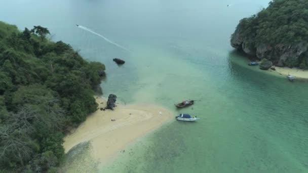 Pequenos Barcos Táxi Que Jazem Praia Koh Phak Bia Paraíso — Vídeo de Stock
