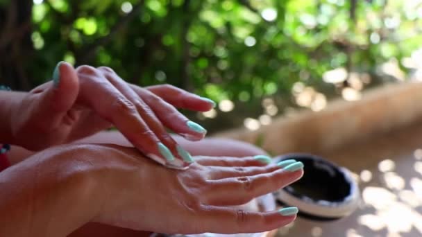 Žena Nanáší Krém Ruce Samice Šířící Hydratační Krém Opálené Tělo — Stock video