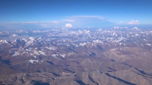 Vista Aérea Cordillera Del Himalaya Mirando Través Ventana Del Avión — Vídeos de Stock