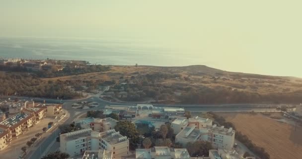 来自塞浦路斯岛的美丽的无人驾驶飞机风景 在4K处拍摄于沙滩和具有地平线背景的岩石上 — 图库视频影像