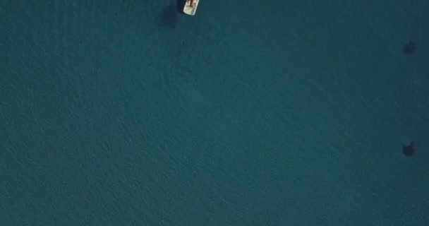 来自塞浦路斯岛的美丽的无人驾驶飞机风景 在4K处拍摄于沙滩和具有地平线背景的岩石上 — 图库视频影像