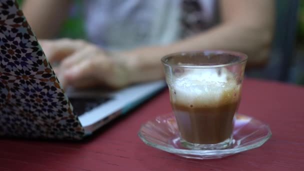 Tight Shot Kaffe Med Händerna Rör Sig Datorns Tangentbord — Stockvideo