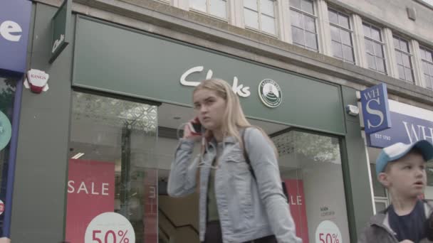 Visão Lenta Pessoas Caminhando Clarks Passados Hightstreet Não Classificado — Vídeo de Stock